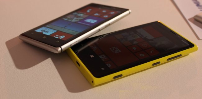 Microsoft решит проблему с зависанием смартфонов Nokia Lumia 925 и Nokia Lumia 1020